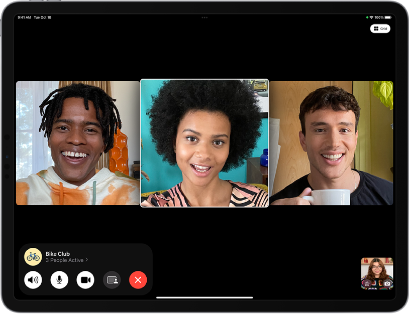 Uma ligação FaceTime em Grupo com quatro participantes, incluindo quem a originou. Cada participante aparece em um quadro separado. Os controles do FaceTime estão na parte inferior da tela, incluindo os botões Áudio, Microfone, Câmera, Compartilhar Conteúdo e Fim. Na parte superior dos controles estão o nome ou ID Apple do grupo ou pessoa com quem você está conversando e o botão Informações.