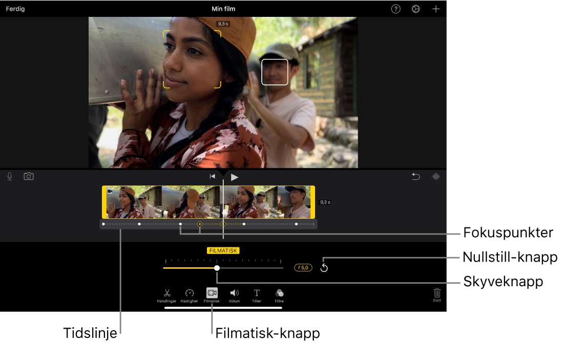 Et videoklipp i Filmatisk modus i visningsvinduet, med gule hakeparenteser rundt objektet som er i fokus, og en hvit ramme rundt et objekt som ikke er i fokus. Tidslinjen viser hvite og gule fokuspunkter.