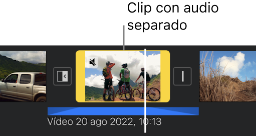 Clip de vídeo en la línea de tiempo con un clip de audio separado de color azul debajo.