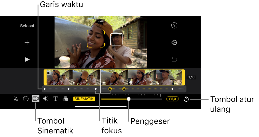 Klip video mode Sinematik di penampil, dengan tanda kurung kuning pada objek yang sedang menjadi fokus dan kotak putih pada objek tidak menjadi fokus. Garis waktu menampilkan titik fokus putih dan kuning.