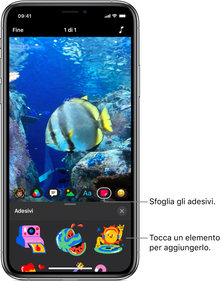 L'immagine di un video nel visualizzatore, con il pulsante Adesivi selezionato e gli adesivi visibili sotto.