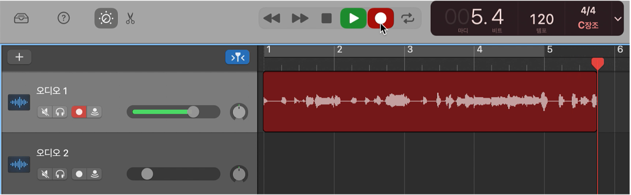 트랙 영역에서 빨간색으로 표시되는 녹음된 오디오 리전.