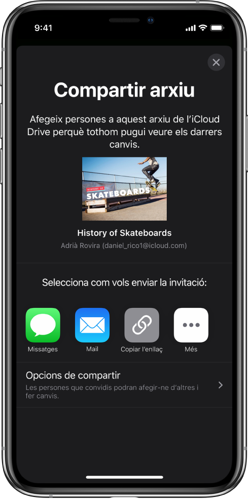 Pantalla “Afegir persones”, que mostra una imatge de la presentació que s’ha de compartir. A sota hi ha els botons amb maneres d’enviar la invitació, com ara l’app Missatges i el Mail, “Copiar l’enllaç” i Més. A la part inferior hi ha el botó “Opcions de compartir”.