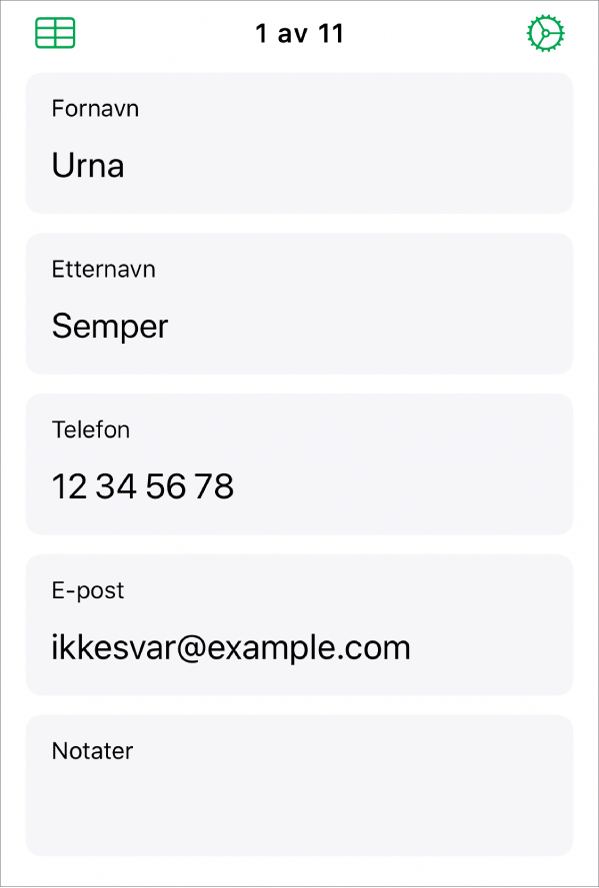 En oppføring i et skjema med felter for navn, telefonnummer, e-post og mer. Det vises også kontroller for å vise den tilkoblede tabellen, Skjemaoppsett-modus og bytte mellom oppføringer.