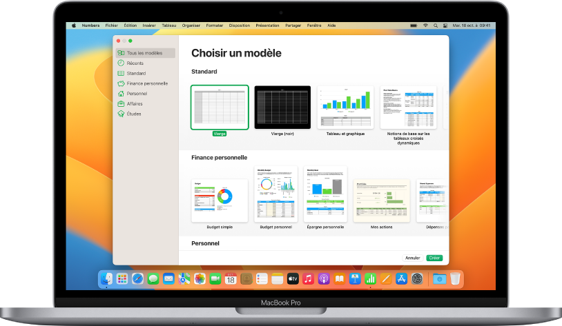 MacBook Pro avec la liste de modèles de Numbers ouverte à l’écran. La catégorie « Tous les modèles » est sélectionnée à gauche et les modèles prédéfinis sont affichés à droite en rangs par catégorie.