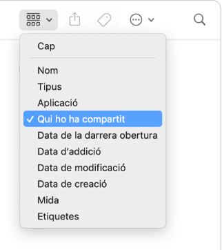La icona Agrupar a la barra d’eines de la finestra del Finder amb el menú obert i l'opció “Compartit per” seleccionada.