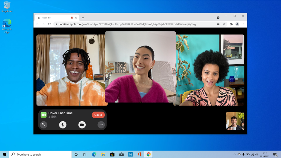 PC s oknem Google Chrome zobrazujícím účastníky skupinového hovoru FaceTime