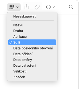 Ikona Seskupení na panelu nástrojů okna Finderu s otevřenou nabídkou a výběrem volby „Podle sdílejícího“