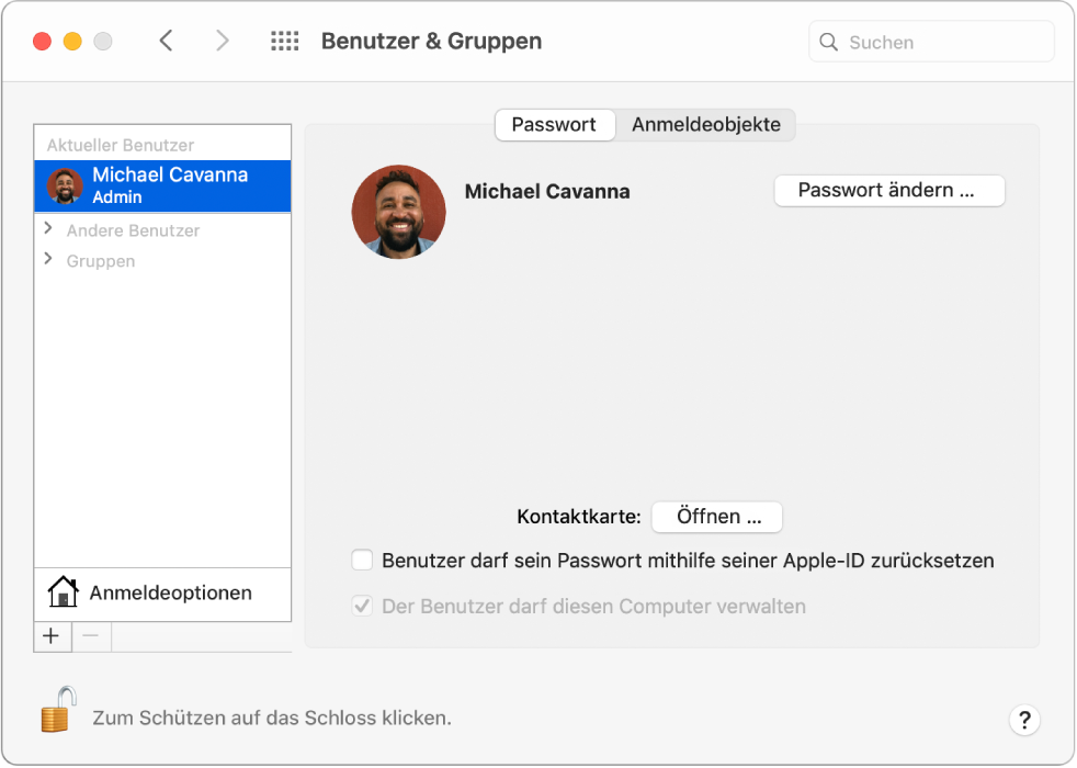 Die Systemeinstellung „Benutzer:innen & Gruppen“ für eine:n ausgewählte:n Benutzer:in. Oben im Bereich befinden sich die Tabs „Passwort“ und „Anmeldeobjekte“. Darunter befindet sich der Benutzername und die Taste „Passwort ändern“. Unten befindet sich die Taste „Öffnen“ zum Öffnen der Kontaktkarte des:der Benutzer:in. Es werden auch Optionen angezeigt, die es dem:der Benutzer:in erlauben, mit der Apple-ID ein Passwort zurückzusetzen und als Admin dieses Computers zu fungieren.
