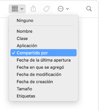 El ícono de Grupo en la barra de herramientas de la ventana del Finder con el menú abierto y la opción “Compartir por” seleccionada.