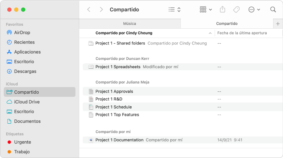 Ventana del Finder mostrando la carpeta Compartidos seleccionada en la barra lateral y los ítems de la derecha ordenados por el remitente que los compartió.