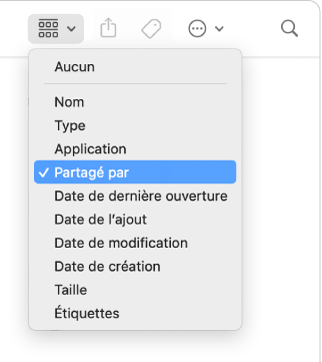 L’icône Groupement dans la barre d’outils Finder avec le menu ouvert et l’option Partagé par sélectionnée.