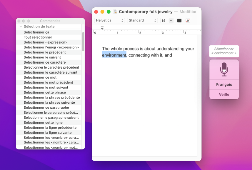 La fenêtre d’écho du contrôle vocal et la fenêtre Commandes en regard d’un document TextEdit en cours de dictée. La fenêtre Commandes répertorie les commandes de sélection de texte. La fenêtre d’écho affiche la commande Sélection <expression>, utilisée pour sélectionner le mot « environment » (environnement) dans le document.