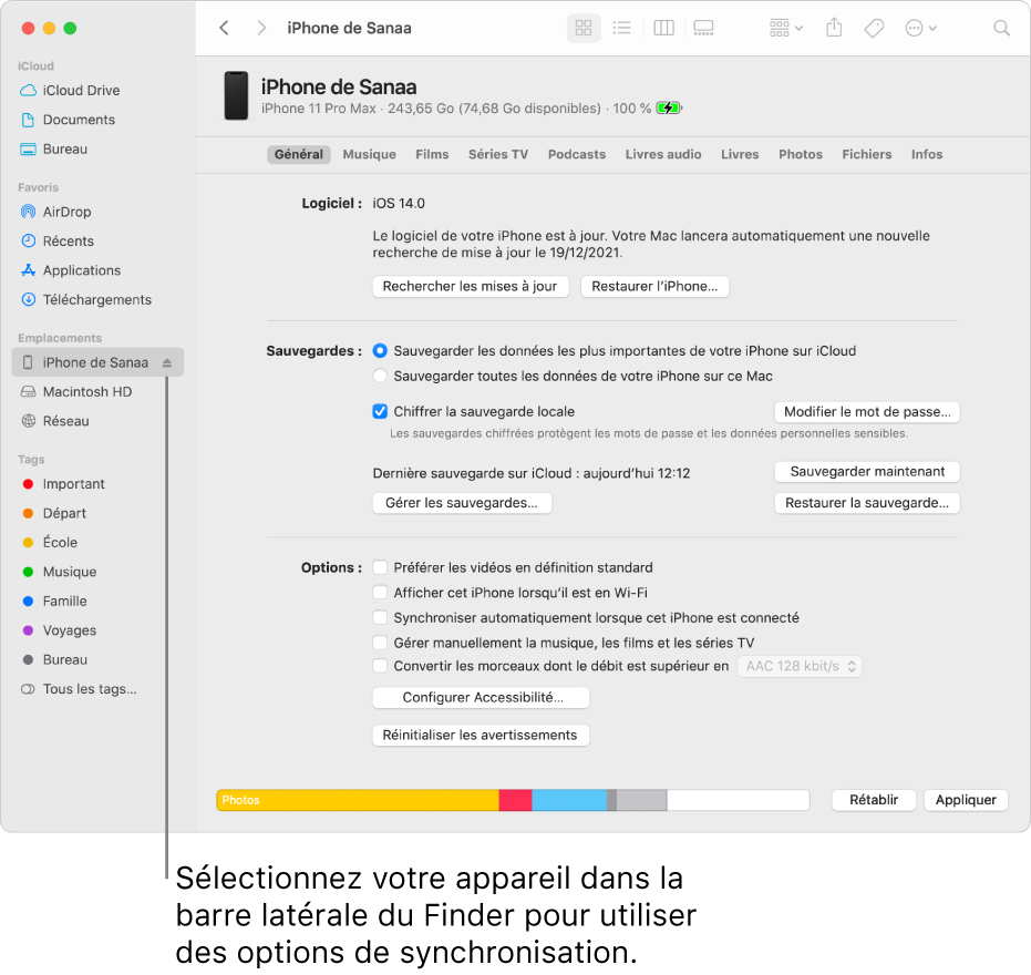 Un appareil sélectionné dans la barre latérale du Finder et les options de synchronisation s’affichant dans la fenêtre.