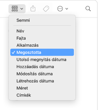 A Csoportosítás ikon a Finder ablak eszközsorán a megnyitott menüvel és a kijelölt Megosztotta beállítással.