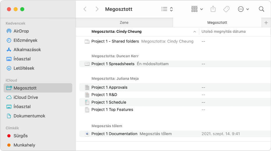 A Finder ablaka az oldalsávon kijelölt Megosztott mappával, és a megosztó (küldő) által csoportosított elemekkel a jobb oldalon.