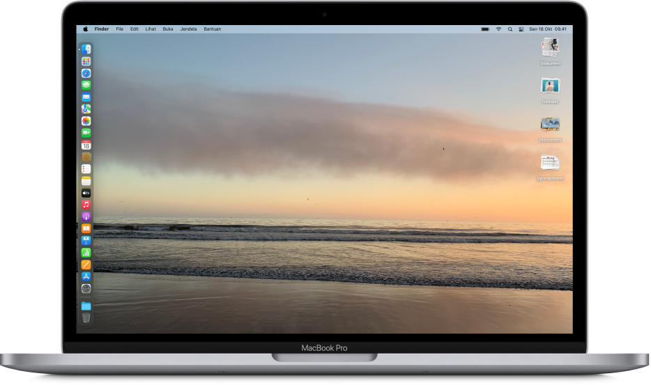 Desktop Mac dengan Mode Gelap, gambar desktop khusus, Dock diposisikan di sepanjang tepi kiri layar, dan tumpukan desktop di sepanjang tepi kanan layar.