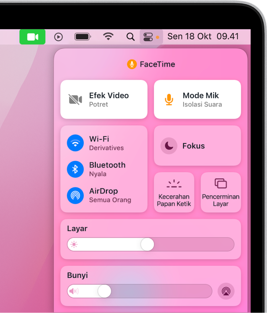 Pusat Kontrol di pojok kanan atas layar Mac, menampilkan kontrol untuk Mode Mik, Wi-Fi, Fokus, dan Sedang Diputar, di antaranya.