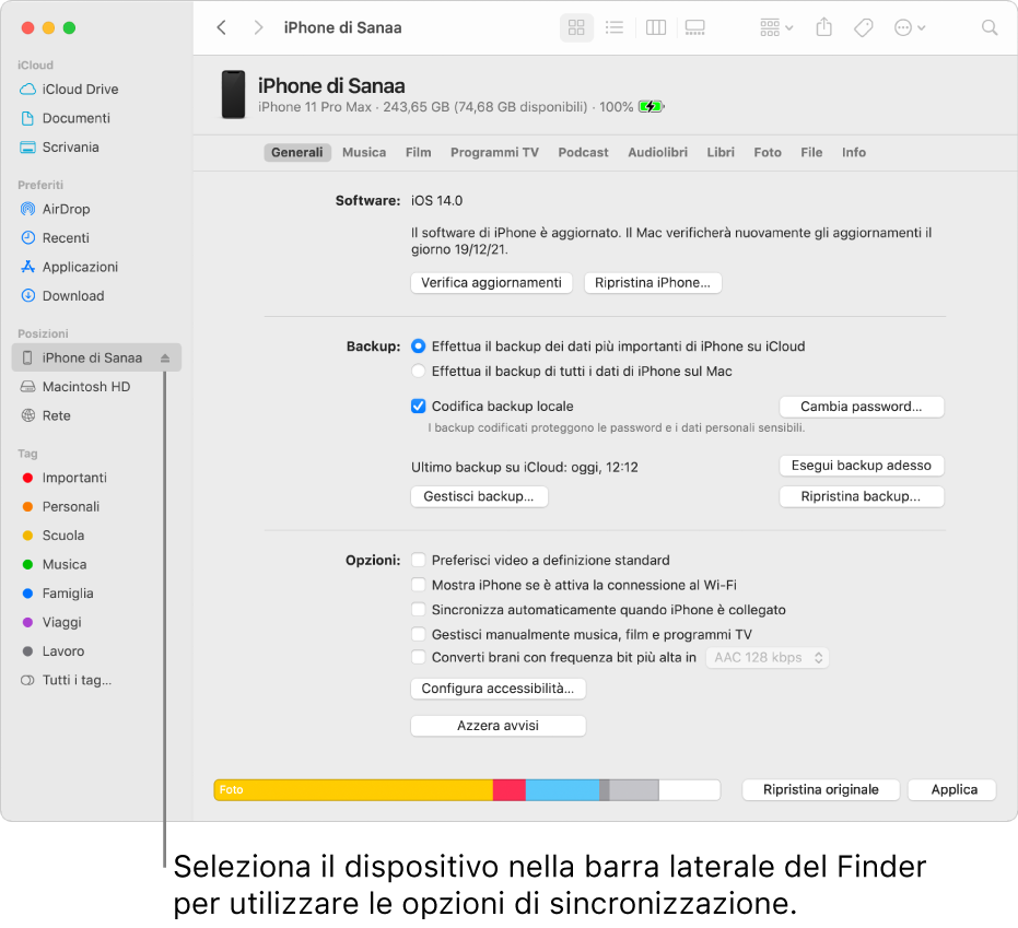 Un dispositivo selezionato nella barra laterale del Finder e le opzioni di sincronizzazione visualizzate nella finestra.