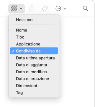 L'icona Raggruppamento nella barra degli strumenti della finestra del Finder con il menu aperto e l'opzione “Condiviso da” selezionata.