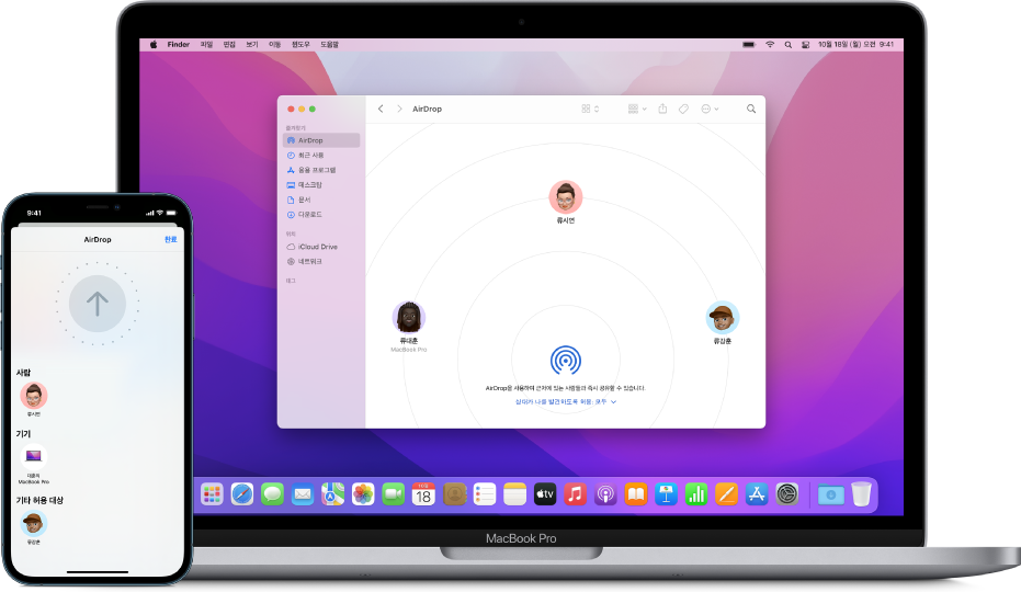 iPhone에 AirDrop 화면이 표시되어 있고 그 옆에 있는 Mac에는 Finder에 열려 있는 AirDrop 윈도우가 있음.