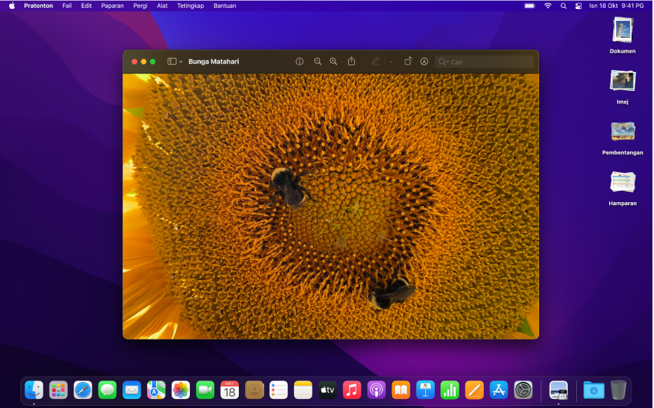 Desktop Mac disetkan ke penampilan gelap, menunjukkan tetingkap app, Dock dan bar menu, yang gelap.