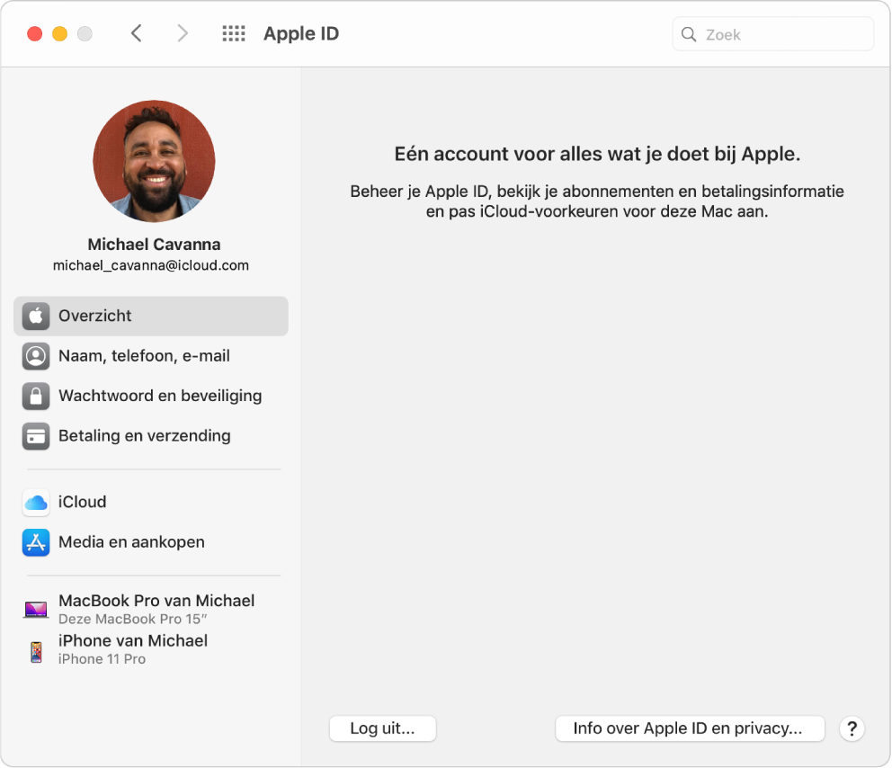 Het paneel 'Apple ID' in Systeemvoorkeuren, met een navigatiekolom met daarin verschillende typen accountopties die je kunt gebruiken, en het voorkeurenpaneel 'Overzicht' met een knop 'Log uit'.