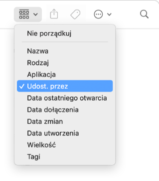 Ikona grupowania na pasku narzędzi w oknie Findera z otworzonym menu i zaznaczoną opcją Udost. przez.