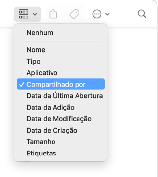 O ícone Agrupamento na barra de ferramentas da janela do Finder com o menu aberto e a opção Compartilhado Por selecionada.