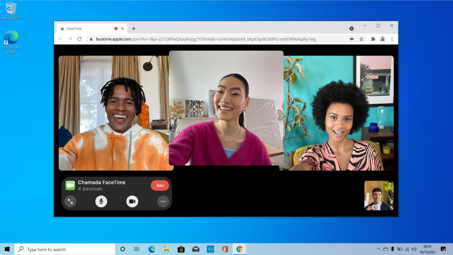 Um PC com uma janela do Google Chrome a mostrar os participantes numa chamada FaceTime de grupo.