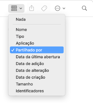 O ícone de agrupar na barra de ferramentas da janela do Finder com o menu aberto e a opção “Partilhado por” selecionada.