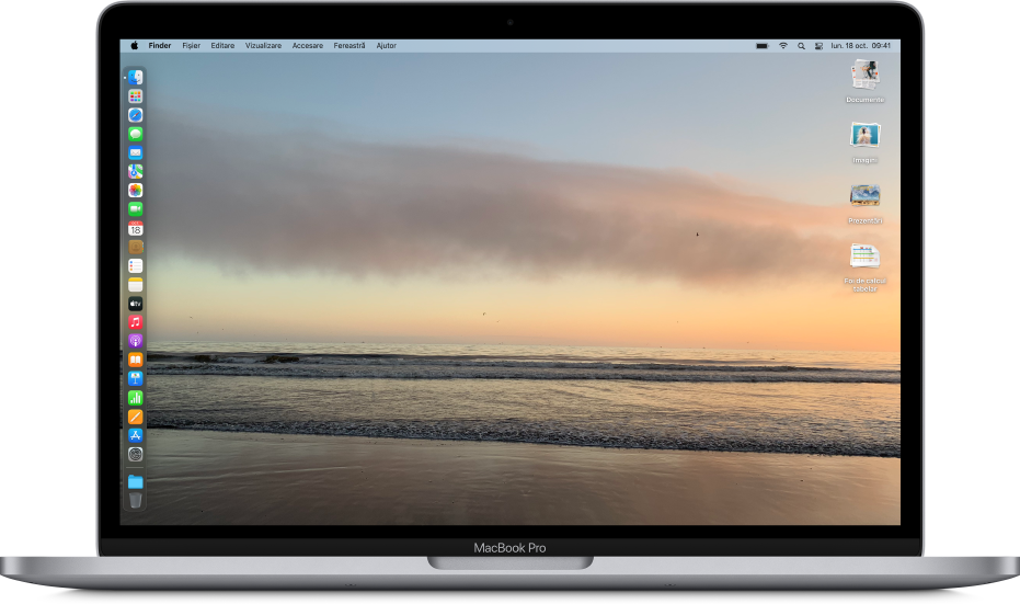Desktopul având o poză cu un țărm de ocean configurată ca imagine a spațiului de lucru. Dock-ul apare în stânga și mai multe stive de documente apar în dreapta.