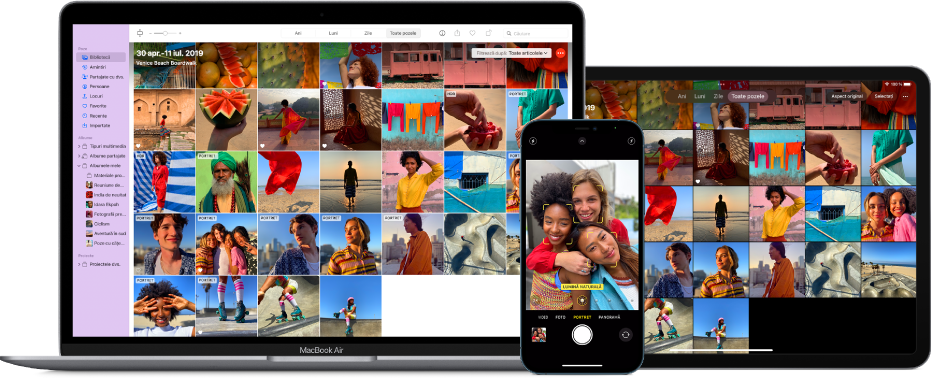 Un Mac, un iPhone și un iPad afișând aceeași bibliotecă foto.