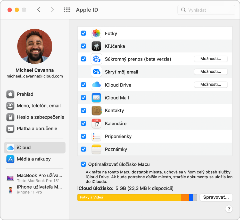 Nastavenia Apple ID s postranným panelom obsahujúcim rôzne typy možností účtu, ktoré môžete použiť, a nastaveniami iCloudu pre existujúci účet.