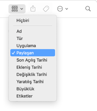 Menü açık ve Paylaşan seçeneği seçili olarak Finder penceresi araç çubuğundaki Gruplama simgesi.