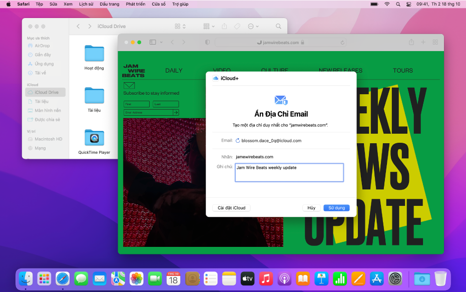 Màn hình nền máy Mac đang hiển thị hai cửa sổ được mở—Finder đang hiển thị các tệp từ iCloud Drive và cài đặt Ẩn địa chỉ email cũng như ứng dụng Safari.