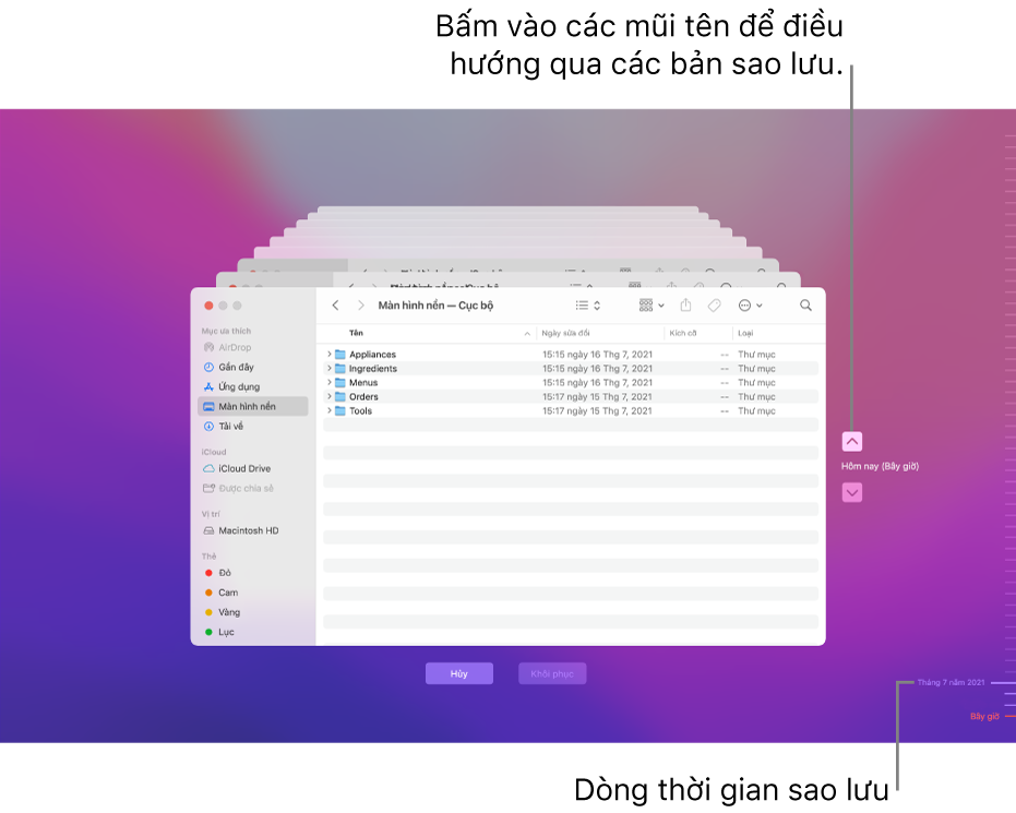 Khi bạn mở Time Machine, bạn sẽ nhìn thấy một màn hình bị mờ có nhiều màn hình Finder được xếp lớp nhằm biểu thị các bản sao lưu. Bấm vào các mũi tên để điều hướng qua các bản sao lưu của bạn (hoặc bấm vào dòng thời gian sao lưu ở bên phải) và chọn các tệp cần khôi phục.