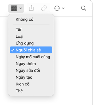 Biểu tượng Nhóm trong thanh công cụ cửa sổ Finder với menu được mở và tùy chọn Được chia sẻ bởi được chọn.