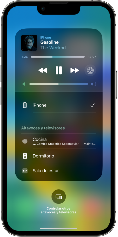 Una canción se está reproduciendo en la pantalla de un iPhone y se muestra una lista de dispositivos y altavoces. El iPhone está seleccionado y debajo aparece un HomePod como opción.