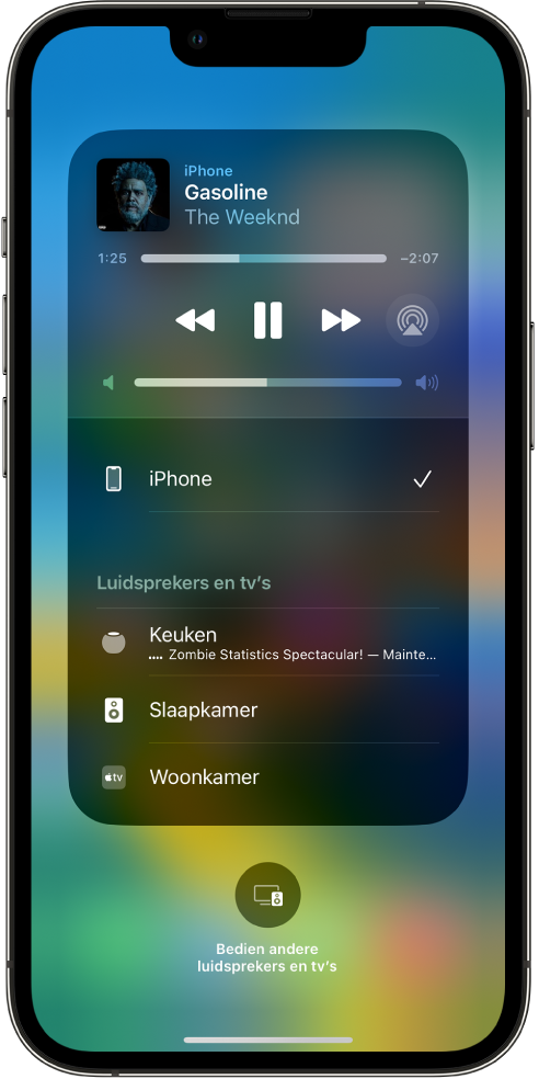 Scherm van een iPhone met een nummer dat wordt afgespeeld en een lijst met apparaten en luidsprekers. De iPhone is geselecteerd en de HomePod is een optie daaronder.