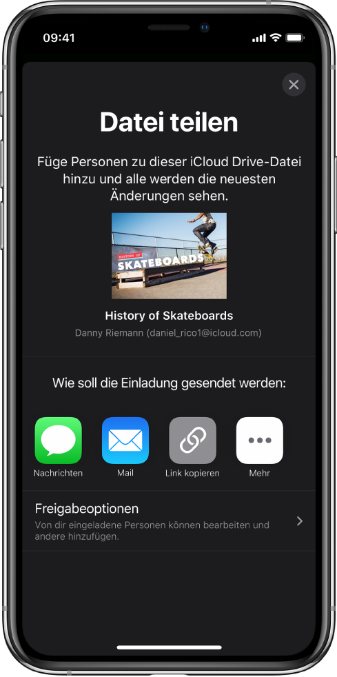Im Bildschirm „Personen hinzufügen“ wird ein Bild der Präsentation angezeigt, die geteilt werden soll. Darunter befinden sich Tasten für die Optionen zum Senden der Einladung, inkl. „Nachrichten“ und Mail, „Link kopieren“ und mehr. Unten im Bildschirm ist die Taste „Freigabeoptionen“.