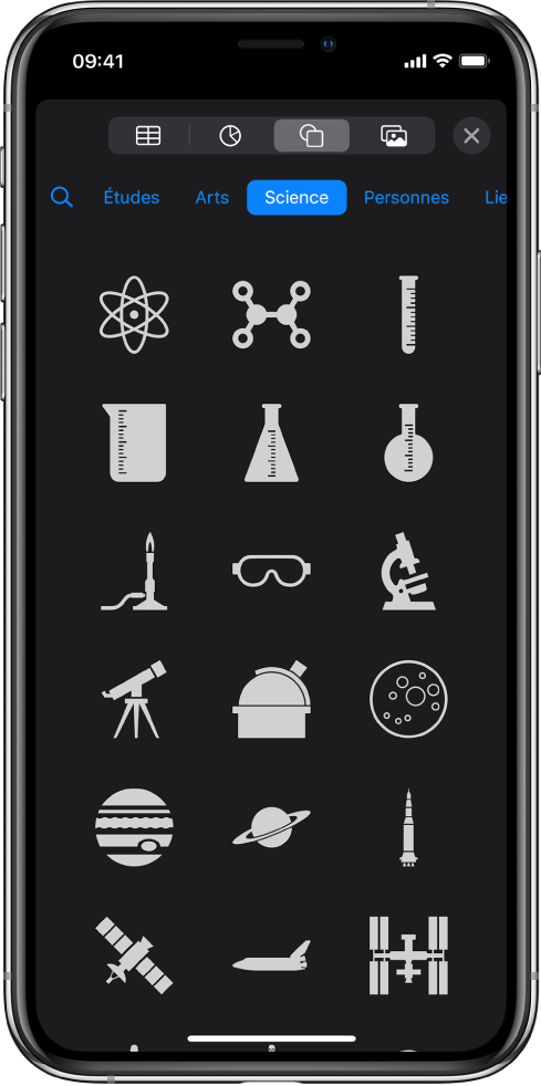 Le menu Insérer avec des boutons en haut du menu pour ajouter des tableaux, des graphiques, des figures et du contenu multimédia.