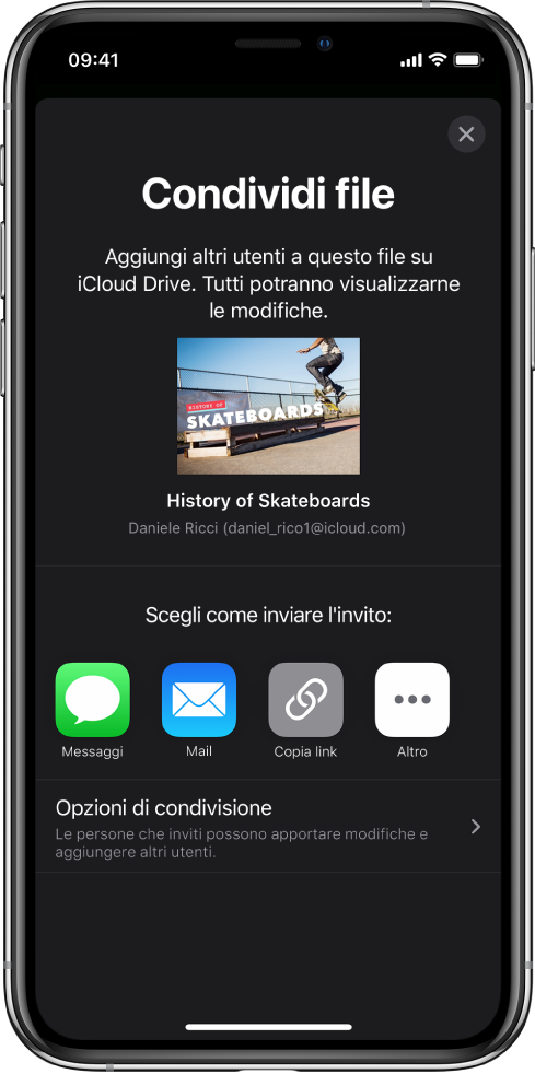 La schermata “Aggiungi persone” che mostra un’immagine della presentazione da condividere. Al di sotto ci sono i pulsanti delle modalità per inviare l’invito, che includono Messaggi, Mail, “Copia link” e Altro. Nella parte inferiore c'è il pulsante “Opzioni di condivisione”.