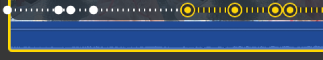 El editor Cinematográfico en la línea del tiempo mostrando puntos de enfoque automáticos (puntos blancos) y puntos de enfoque manuales (puntos amarillos).