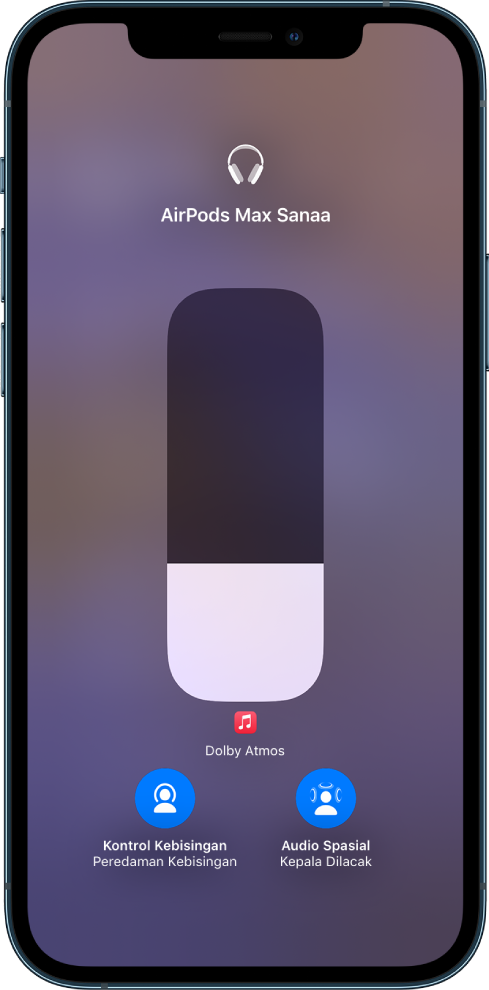Layar volume di Pusat Kontrol menampilkan level volume untuk AirPods Max. Di bawah indikator volume di sebelah kiri terdapat ikon Kontrol Kebisingan/Peredaman Kebisingan, yang menandakan Kontrol Kebisingan menyala. Di sebelah kanan terdapat ikon Audio Spasial/Kepala Dilacak, yang menandakan bahwa Audio Spasial dan pelacakan kepala menyala.