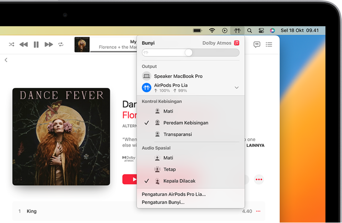 Layar MacBook Pro dengan lagu yang diputar di app Musik. Di bar menu, ikon AirPods dipilih dan menu menampilkan AirPods dengan peredaman kebisingan dan Audio Spasial kepala dilacak menyala.