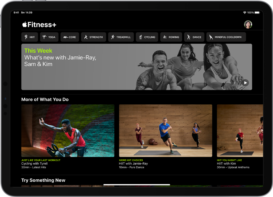 Главната страница на Fitness+, показваща видове тренировки, видео за новите тренировки от тази седмица и препоръчани тренировки.