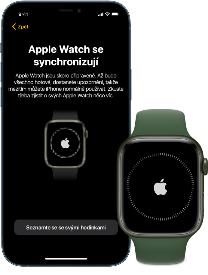 iPhone a Apple Watch ležící vedle sebe. Obrazovka iPhonu se zobrazenou zprávou „Apple Watch se synchronizují“. Apple Watch ukazují průběh synchronizace.
