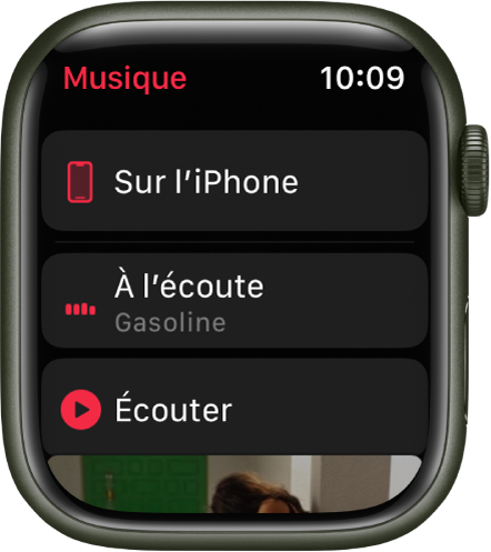 L’app Musique affiche les boutons « Sur l’iPhone », « À l’écoute » et Écouter dans une liste. Faites défiler l’écran vers le bas pour voir l’illustration d’album.
