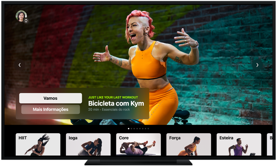 Uma TV mostrando a tela do Apple Fitness+, incluindo tipos de exercício e uma recomendação de exercício de bicicleta.